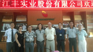 在香港，销售每三只冰鲜鸡就有两只是江丰出品，但中国大陆的市场更大，这次找优德88合作就是要打开家门口的市场。优德88团队开局便签约虎艳芬作江丰代言，我们对接下来的合作充满信心。